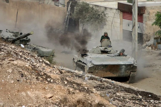 Tăng, thiết giáp quân đội Syria tiến công trên vùng Đông Ghouta - ảnh Masdar News