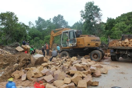 Công nhân khẩn trương xây dựng con đường xuyên qua rừng phòng hộ vào các dự án du lịch ở Bãi Sao (thị trấn An Thới)