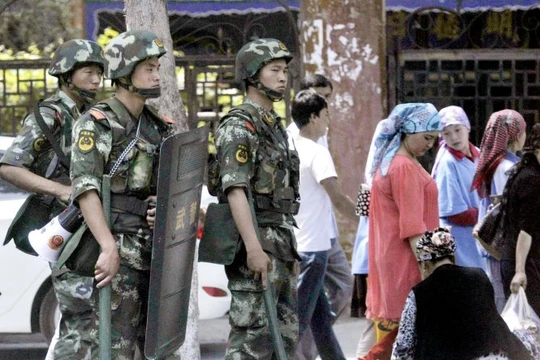 An ninh Trung Quốc tuần tra ở Tân Cương Ảnh: Today Online