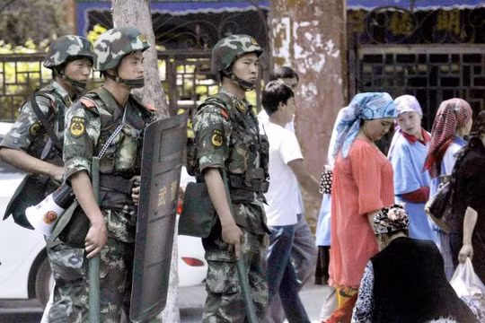 An ninh Trung Quốc tuần tra ở Tân Cương Ảnh: Today Online