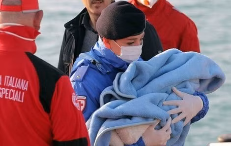 Một em bé sơ sinh trên chiếc tàu gặp nạn được giải cứu