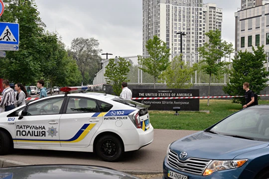 Xe cảnh sát Ukraine trước đại sứ quán Mỹ ở Kiev