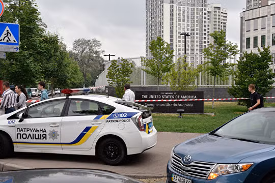 Xe cảnh sát Ukraine trước đại sứ quán Mỹ ở Kiev