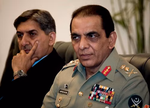 Tư lệnh quân đội Pakistan Ashfaq Parvez Kayani (phải) và Giám đốc ISI Ahmed Shuja Pasha thời còn đương chức. Ảnh: AP