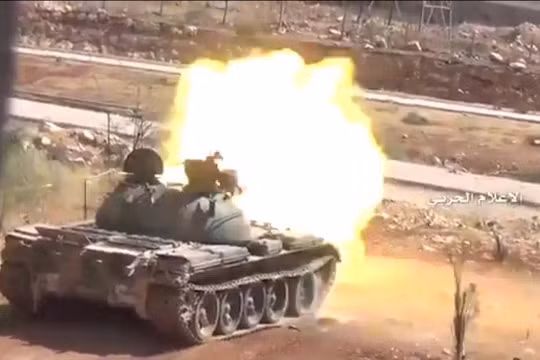 Xe tăng quân đội Syria nã đạn vào trường Cao đẳng kỹ thuật Aleppo