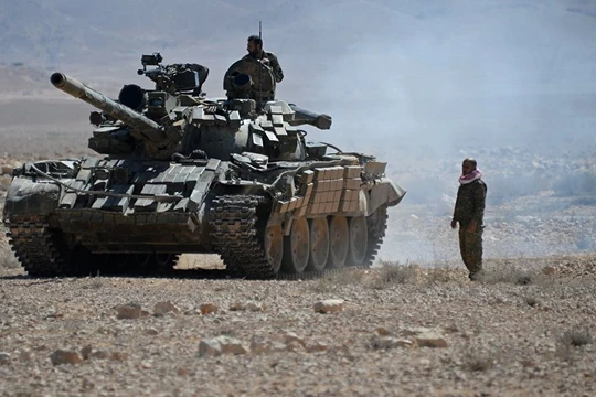 Xe tăng quân đội Syria trên chiến trường Albukamal - Deir Ezzor, ảnh minh họa Masdar News