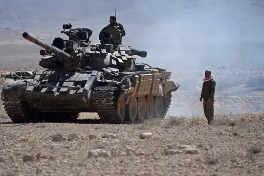Xe tăng quân đội Syria trên chiến trường Albukamal - Deir Ezzor, ảnh minh họa Masdar News