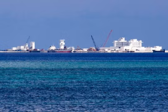 uy mô xây dựng của Trung Quốc tại bãi đá Huy Gơ - Ảnh: Võ Xuân Hiệp