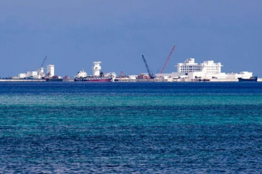 uy mô xây dựng của Trung Quốc tại bãi đá Huy Gơ - Ảnh: Võ Xuân Hiệp