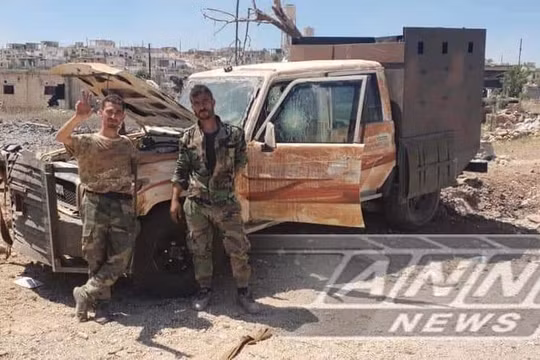 Binh sĩ sư đoàn Tiger bên một chiếc xe bán tải cơ giới vừa bị đánh hỏng của thánh chiến ở Hama. Ảnh South Front