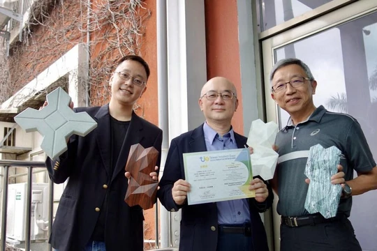 Các nhà khoa học Đài Loan với sản phẩm gạch lát đường từ PGB. Ảnh Focus Taiwan