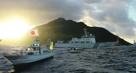 Tàu tuần tra Nhật và Trung Quốc vờn nhau ở vùng biển gần quần đảo Senkaku/Điếu Ngư - Ảnh: Today Online
