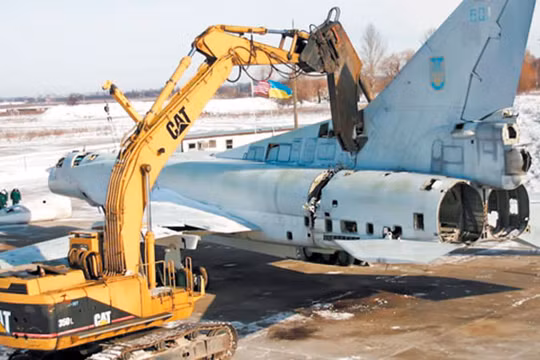 Một máy bay ném bom chiến lược tầm xa Thiên nga trắng Tu-160 đang bị xẻ thành sắt vụn ở Ukraine
