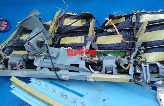 Cận cảnh mảnh vỡ buồng lái - Ảnh: Hoàng Văn Số.