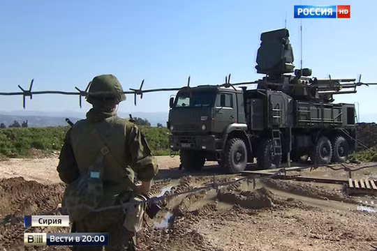 Tổ hợp pháo - tên lửa phòng không Pantsir - S1 trên căn cứ không quân Hmeymim