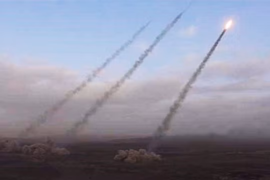 Lực lượng Houthi liên tiếp phóng tên lửa vào Ả rập Xê-út. Ảnh minh họa: Masdar News.