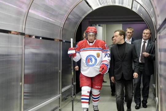 Điều đặc biệt là Thủ tướng Dmitry Medvedev cũng tham gia sự kiện thể thao này với tư cách cổ động viên. Ảnh: Rianovosti