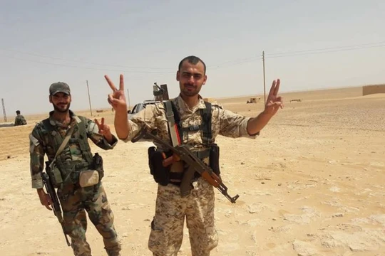 Quân đội Syria mừng chiến thắng Trạm bơm T-2 trên sa mạc Deir Ezzor - ảnh minh họa Masdar News