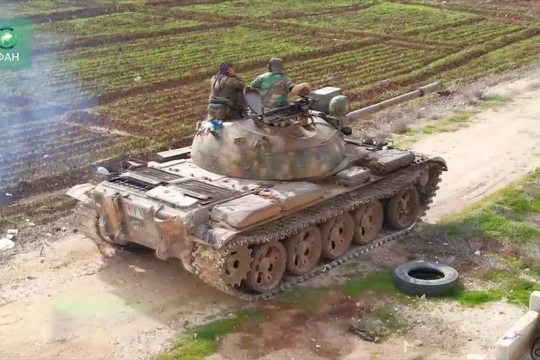Xe tăng quân đội Syria cơ động trên chiến trường tỉnh Idlib. Anh minh họa Muraselon