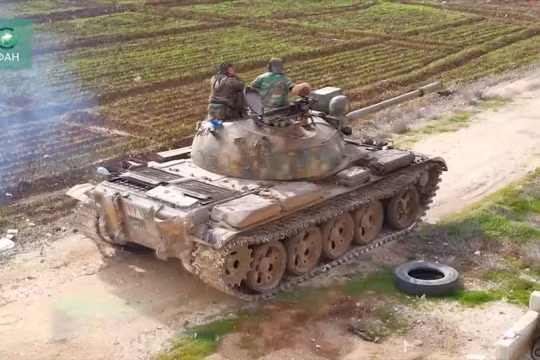 Xe tăng quân đội Syria cơ động trên chiến trường tỉnh Idlib. Anh minh họa Muraselon