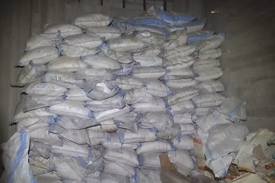 Các túi chất hóa học hexamine voiiws số lượng lớn ở Douma. Anh mimh họa video Ruptly