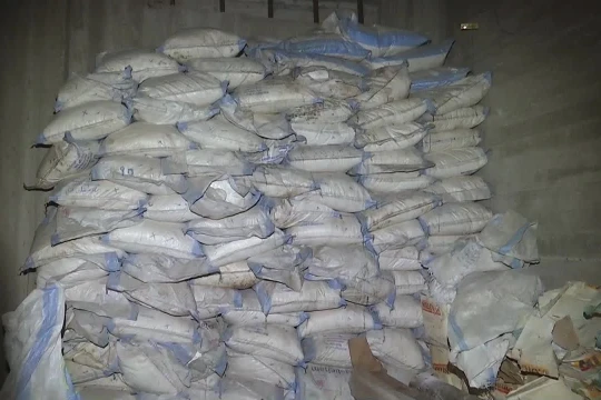 Các túi chất hóa học hexamine voiiws số lượng lớn ở Douma. Anh mimh họa video Ruptly