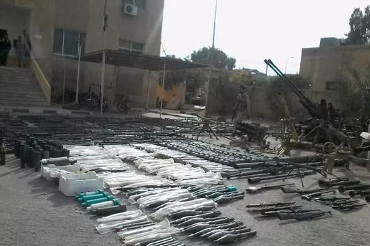 Kho vũ khí khổng lồ của IS ở Deir Ezzor vừa bị phát hiện - ảnh minh họa video SANA