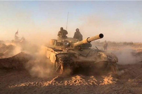 Xe tăng quân đội Syria tấn công trên sa mạc tỉnh Homs