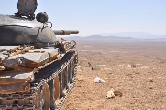 Xe tăng quân đội Syria tiến công trên chiến trường Hama - ảnh minh họa của Masdar News