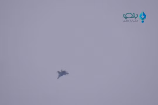 Một máy bay chiến đấu của Nga, khả năng là Su-34 trên bầu trời Raqqa