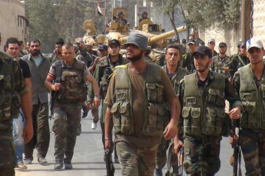 Video: Phiến quân Hồi giáo cực đoan chiến đấu bằng...đá