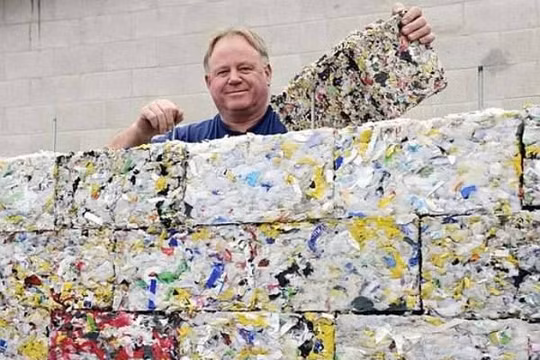 Gạch nhựa phế thải của Peter Lewis 
