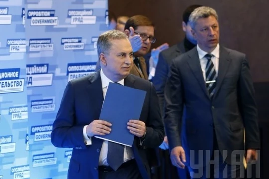 Ông Boris Kolesnikov (người đi đầu) trở thành Thủ tướng của chính phủ bóng tối ở Ukraine.