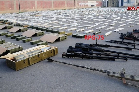  Một số vũ khí trang bị mà quân đội Syria thu giữ trên khu vực miền Nam, tỉnh Daraa và Quneitra. Ảnh: SANA.