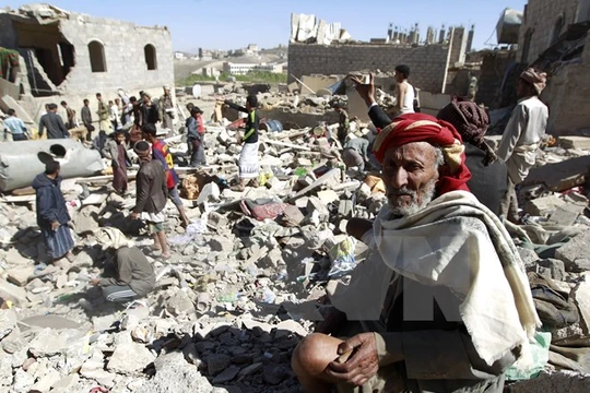 Cảnh đống đổ nát của những căn nhà bị sập sau các vụ oanh tạc của liên quân chống phiến quân Houthi tại Sanaa. (Nguồn: AFP/TTXVN)