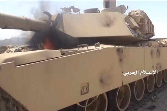 Một chiếc tăng Abrams của Ả rập Xê út bị Houthis thiêu hủy. Ảnh mạng xã hội Yemen Observer.