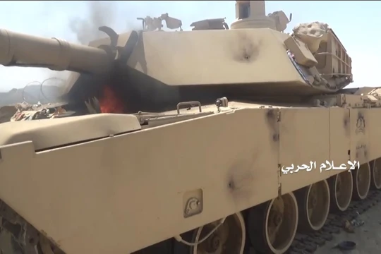 Một chiếc tăng Abrams của Ả rập Xê út bị Houthis thiêu hủy. Ảnh mạng xã hội Yemen Observer.