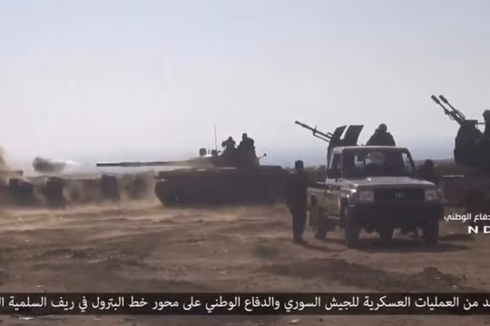 Một nhóm chiến sĩ thuộc lực lượng vũ trang địa phương NDF ở Hama