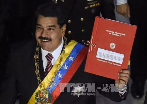 Tổng thống Maduro đệ trình văn bản về luật sắc lệnh đặc biệt tại Quốc hội ngày 10/3. Ảnh: AFP/TTXVN