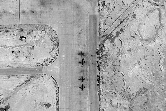 Phi đội 4 chiếc S-25 trên sân bay quân sự T-4 Tyas