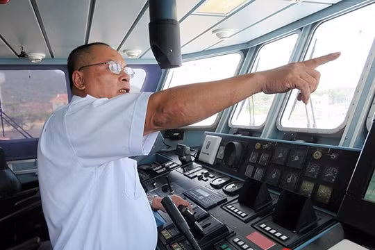 Bất chấp tàu hải quân Trung Quốc cản trở, thuyền trưởng tàu SAR 412 Phan Xuân Sơn vẫn kiên định, không chuyển hướng để nhanh chóng cứu ngư dân bị nạn trên biển (Ảnh: HC)