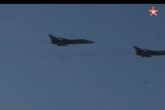 Không quân hải quân Nga dội bom tiêu diệt mục tiêu. Ảnh video TVZvezda