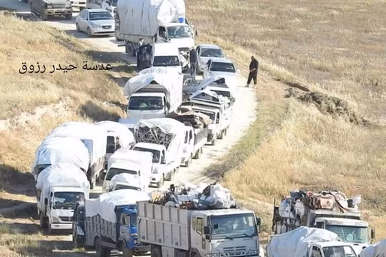 Đoàn xe di tản từ khu vực Rastan tỉnh Homs về phía bắc Syria. Ảnh minh họa của Masdar News