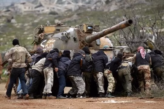 Nhóm Jund Al-Aqsa (Al Qaeda Syria) cố gắng hỗ trợ khởi động một chiếc xe tăng