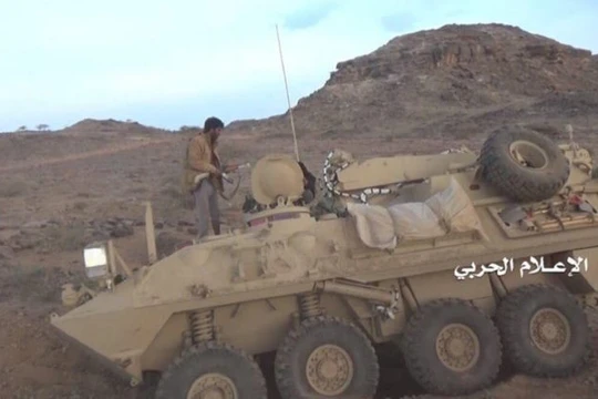 Lực lượng Houthi phá hủy xe thiết giáp của Liên minh quân sự Ả rập Xê út. Ảnh South Front