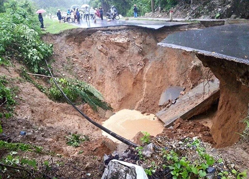 Quốc lộ 4D bị chia cắt sau khi hố tử thần rộng cả trăm m2 sụt lún. Ảnh: Sơn Đào