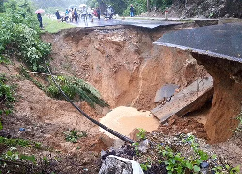 Quốc lộ 4D bị chia cắt sau khi hố tử thần rộng cả trăm m2 sụt lún. Ảnh: Sơn Đào