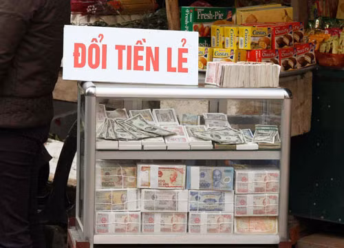 Cận Tết, thị trường tiền lẻ sôi động từ trên các trang mạng xã hội ra ngoài các tuyến phố.