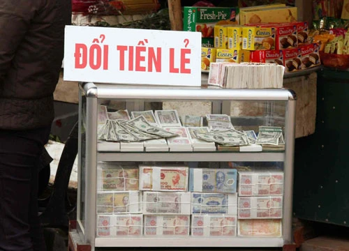 Cận Tết, thị trường tiền lẻ sôi động từ trên các trang mạng xã hội ra ngoài các tuyến phố.