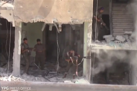 Binh sĩ lực lượng dân quân người Kurd bắn dữ dội vào chiến tuyến IS trong cuộc tấn công